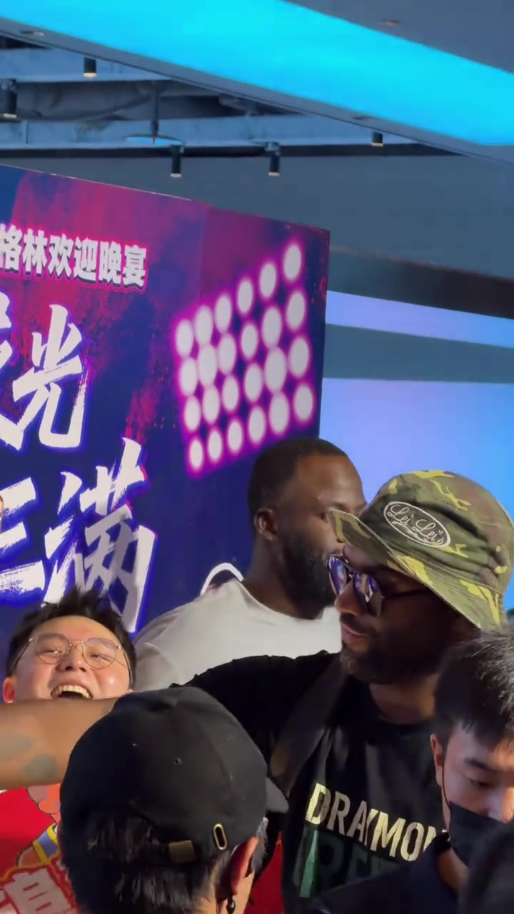 很随和！追梦在欢迎晚宴与球迷合影 吐舌扮鬼脸毫无架子