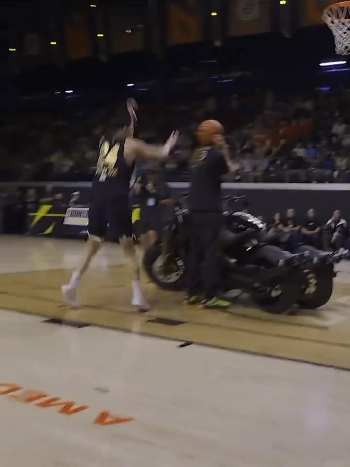 扣篮界的黑八！陈登星凭借飞人臀下换手坐扣 淘汰NBA扣篮王麦克朗